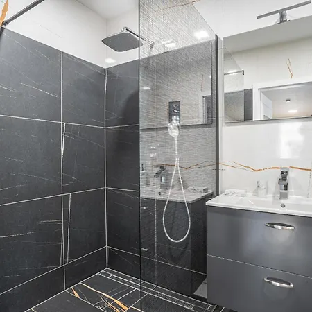 Elements & Renata Appartement *